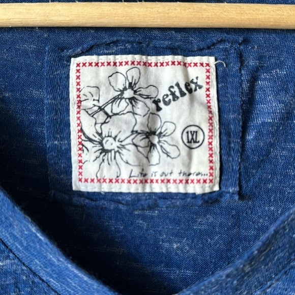 REFLEX Stars Short Sleeve V-Neck Tee - Picture 3 of 6